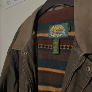 Vintage jacka  - Brun jacka i jeans från USA, passar perfekt till våren och hösten. Teddyfodrad på insidan, super mysig! Har aldrig använts tidigare. Ingen retur. Alla plagg som säljs tvättas noga innan leverans! Det är bara att skriva om du har några frågor! <3