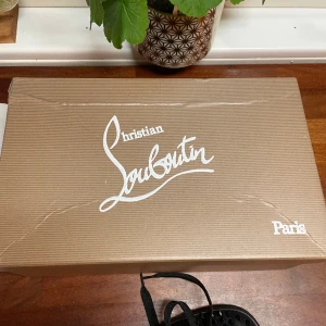 Louboutin skor, storlek 40 - Louboutin skor, Storlek 40,  9/10 skick har användt paret sparsamt några gånger och det finns ingen skada på de. Priset kan diskuteras