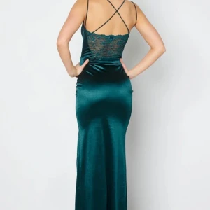 Balklänning  - Säljer min superfina balklänning. Den är endast använd en gång under min bal och i superfint skick. Passar perfekt på mig som är 160, får ett supergulligt litet släp så den passar absolut på någon längre också. Köpt på bubbleroom för 1099.💕