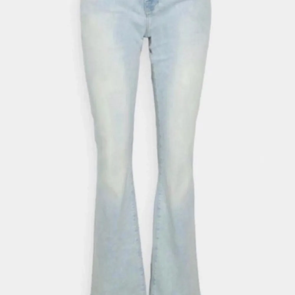Super snygga Ltb jeans!ljusblå färg och i modell Roxy😇strl 24/30 men skulle säga att dem passar 25/26 eller möjligtvis 27☺️finns tecken på användning men bra skick💙lånade bilder. Jeans & Byxor.