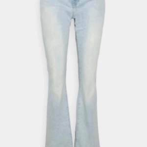Super snygga Ltb jeans!ljusblå färg och i modell Roxy😇strl 24/30 men skulle säga att dem passar 25/26 eller möjligtvis 27☺️finns tecken på användning men bra skick💙lånade bilder