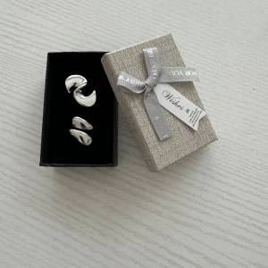 Två ringar till paketpris (Ringar rostfritt stål) - Massa nya ringar i lager!! Ringarna är guld/silver pläterade och är justerbara vilket innebär att de passar alla! Skötselråd medföljer! Kontakta vid intresse av köp! 💓
