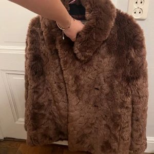 Filippa K pälsjacka - Otrolig Filippa k päls i brunt. Strl 36, aldrig använd av mig! 