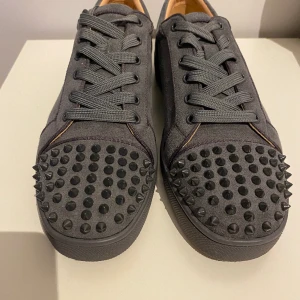 Louboutin Gråa - Hej, säljer nu mina Christian Louboutin på grund av att dom ej passar min storlek. Dom är sparsamt använda och endast använts två gånger. Box och allt offöljer med. Vet ej om dom är riktigta det är därför jag säljer dom så billigt. Pris kan diskutera