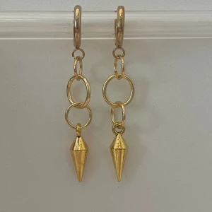 Layerd hoop earrings- guld - Dessa örhängen är till största dels gjorda av rostfritt stål vilket innebär att de förmodligen inte förstörs om de kommer i kontakt med vatten och allmänt håller längre. Rostfritt stål ändrar inte färg som att ndra material ,perfekta för vardaglig användn
