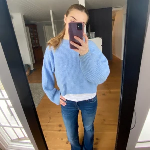 Blå stickad tröja  - Ljusblå stickad tröja som är väldigt mysig. Den är ifrån Pacific Republic (tror det kan vara Kappahl eller pull and bears märke) och är strl M. Den är sparsamt använd så inte alls sliten. 