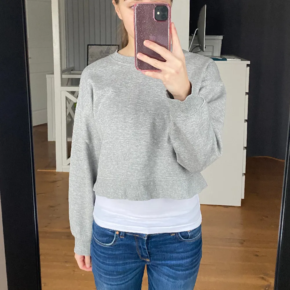 Snygg grå sweatshirt som är lite kortare. Den är från Zara och är strl S. Säljer den enbart för att jag inte har fått någon användning för den men skitsnygg!!. Tröjor & Koftor.