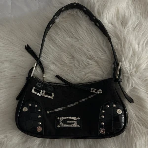 Väska - Handväska från gusacci, fint skick och inte använd mycket alls. Alla diamanter kvar.Vill du köpa trycker du på köp nu, jag postar inom 24 h