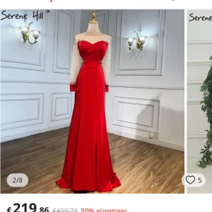 Lyxig röd klänning med pärlor. - Denna eleganta klänningen är perfekt för festkvällar. Den lockat första gången jag provade. Jag köpt den 15-dec-2023 oanvändt & ny från FB/Serene Hill. Nu säljer jag den för en privat anledning. Vi kan diskutera priset.