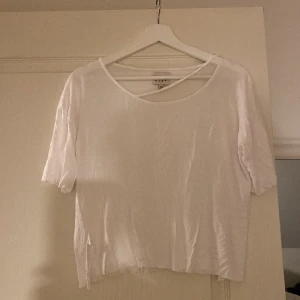 T-shirt - Vit T-shirt med ”hål”