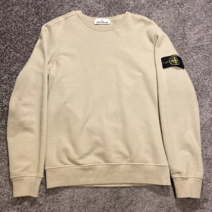 Stone Island tröja - Stone Island tröja. Storlek: S passar M. Väldigt fint skick. Vid fler frågor/bilder är det bara och höra av sig!