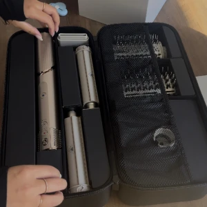 Shark FlexStyle 5-i-1 multistyler - Säljer min Shark FlexStyle 5-i-1 multistyler. Endast blivit använd en gång då jag tyvärr inte har intresset att fixa håret 🙃 så absolut nyskick! Perfekta dyson dupe!   Kan hämtas i Malmö eller Södra Sandby(med lite planering) alt skickas mot fraktkostnad.