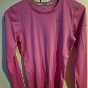 Långärmad träningströja  - Fint skick, inga hål eller fläckar