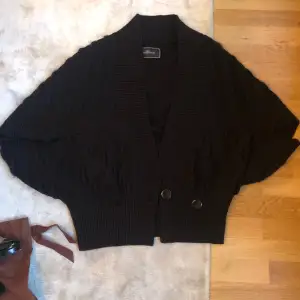 Svart kofta i storlek M från by Malene Birger. 50% ull, 50% akryl. Bra skick. Stängs med knappar i fram. Oversize i modellen.