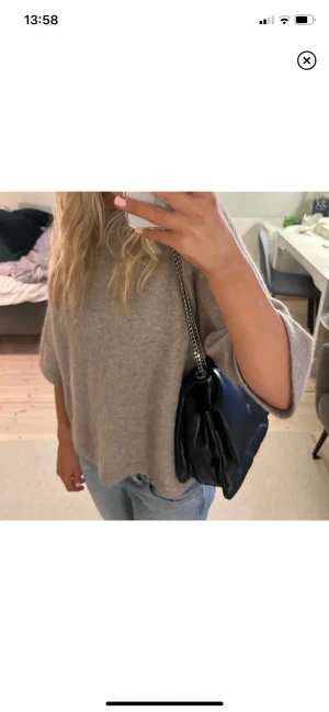 Hm väska - Säljer denna super fina HM väskan. Inga defekter bra skick. (Bilderna är lånade) . Den är i svart skinn. Säljer då den ej kommer till användning💗