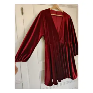 Julröd klänning i sammet i storlek medium.  Använd en gång så utmärkt skick!  (Postar samma dag som köp)