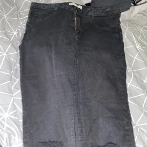 Ett par Jeans - Det är ett par Jeans som har hål i knäna och är i bra skick 