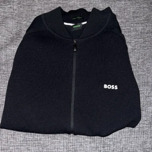 Boss Cardigan helt ny - Säljes pga fel storlek, aldrig använd! Nypris 1900kr 