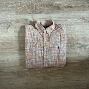 Ralph Lauren skjorta  - En snygg skjorta i toppen skick. Skjortan passar vid alla tillfällen och är långärmad. Hör av er vid intresse!