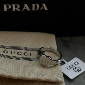 Heart ring med Gucci märke  - Heart ring med Gucci-märke i sterlingsilver.  Material: sterlingsilver 100% Nypris: 2850kr