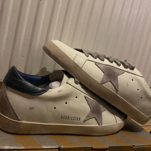 Goldengoose  - GOLDEN GOOSE riktigt fräscha och knappt använda Super-star sneakers storlek 44  Kvitto tillkommer som vanligt  Ny pris över 5000kr Tveka inte att höra av dig vid frågor!!