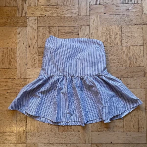 RANDIG TUBTOPP - Perfekt till festligare tillfällen. Passar XS/S. Hör av er vid frågor!! 