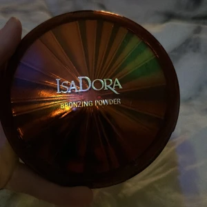 Isadora bronzer - Jag säljer en isadora bronzer i färgen 91 dark tan för att jag tycker min andra ör bättre behöver även pengar nu till jul och den kostade 200 när jag köpte den men säljer den för 160 för jag inte använt den jätte mycket och den håller länge!
