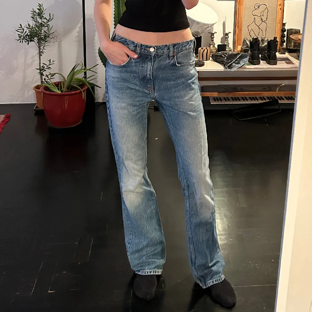 Utsvängda jeans i en vintage-blå tvätt. Slutsåld modell från Zara. Jeansen är lågmidjade och långa i benen på mig som är 180. Är i fint skick men säljer då de tyvärr blivit för stora. . Jeans & Byxor.