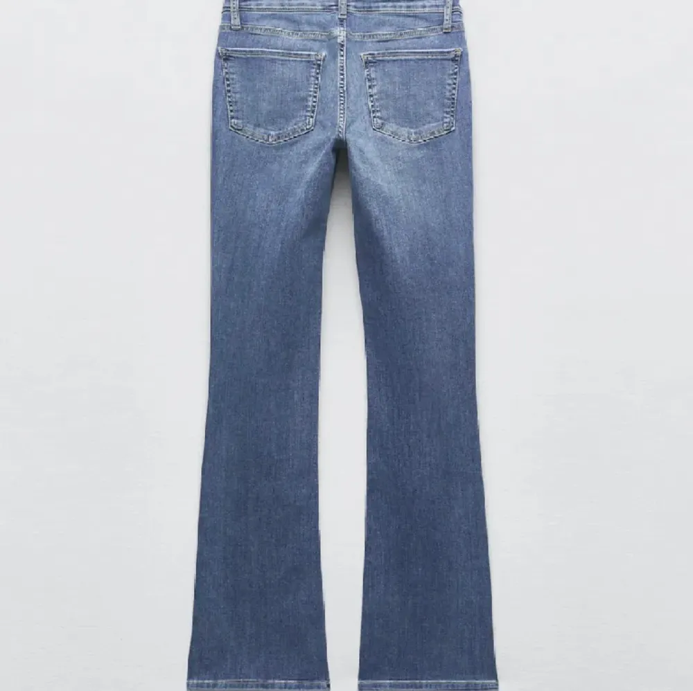 Lågmidjade bootcut jeans från Zara. Använt fåtal gånger🌟 Nypris 399kr. Storlek 34 men passar även en 36a då de är ganska stretchiga 💓. Jeans & Byxor.