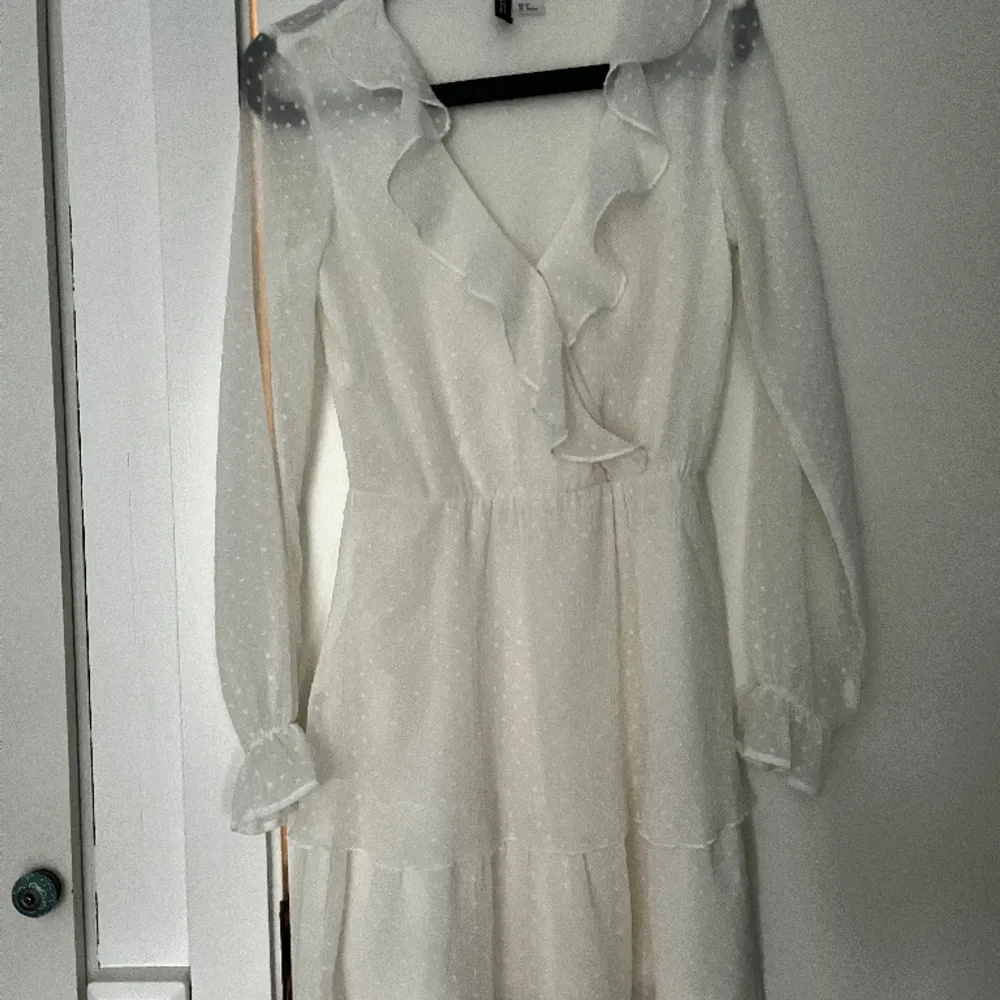 Superfin HM Divided vit långärmad klänning storlek 34. Klänningen är i kanonskick, använd en gång.. Klänningar.
