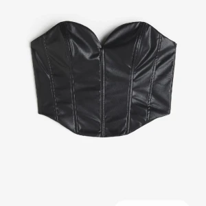 Svart Korsett  - Enkel svart korsett topp från H&M som använt en gång på en halloween fest i nyskick i storlek L