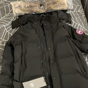 Canada Goose Jacka (Helt Ny) - Hej!  Säljer min nya Canada Goose jacka som jag fick i julklapp men tyvär så passar det inte mig. Aldrig använd och skicket är 10/10. (Allting medföljer) Priset kan diskuteras! 