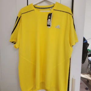 Oanvänd adidas träningströja i stl 2xl  - Den är som ny då ingen har haft på sig den. 