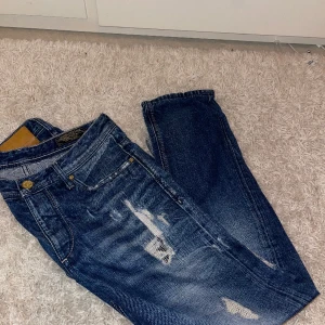 Jeans  - 1 par start pris 400 st  Eller alla jeansen finns 5 par för 1800    Stor rensning av garderober samt hus oga flytt. Pris kan diskuteras för paketpris på fler än 3 varor. 
