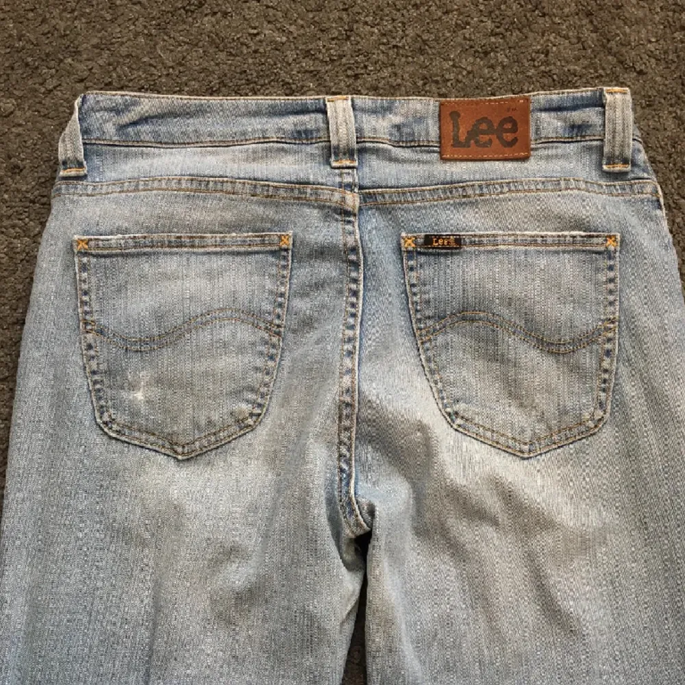 Super snygga lee jeans i bra skick som tyvärr är för stora för mig (vanligtvis en xs/s) stl w32 och L32. Skulle säga att dem passar stl S/M. (Har tyvärr inte några bilder med dem på)💗. Jeans & Byxor.