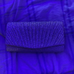 Väska - Hade den på balen och den är tvä snygg😍. Kommer inte använda den längre, så tänkte sälja.