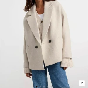 Beige Kappa - Fin beige kappa i en kortare modell från Lindex. Helt oanvänd med prislapp kvar, därför i toppskick. Säljer pga fel storlek. Nypris 999. Storlek S 💞