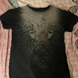 Affliction type tee - Fet t shirt från shiroi neka, påminner om affliction Bredd: 50 cm Längd: 70 cm Skriv gärna mer frågor i dm