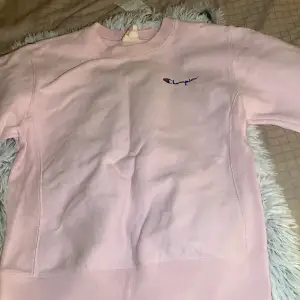 En rosa tröja som är bara använt några få gånger.