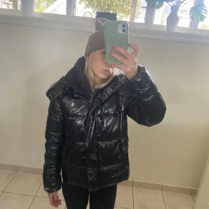 Calvin Klein jacka - Jätte snygg Calvin Klein jacka. Fint skick inga skador! Storlek S, kontakta mig vid frågor eller fler bilder! Köpt för 2200💕