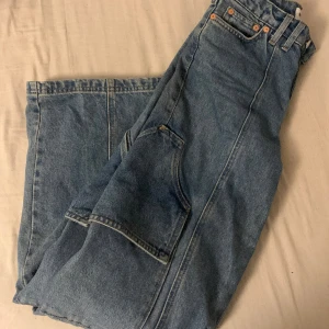 Cargo jeans  - Hägmidjade cargo jeans, går ner till fötterna på mig och jag är 165. 