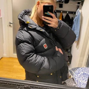 Fjällräven  - Säljer min fjällräven jacka, helt okej skick.  Det är herrmodell och därav större i storleken än vanligt🥰  Pris kan diskuteras (lägger ut igen pga oseriös köpare)