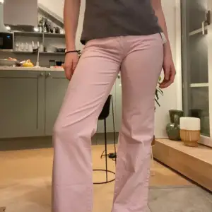 Jätte fina rosa lowwaist Armani jeans i nyskick, säljer pågrund av att dom är försmå💕   Storlek XS/34/6 