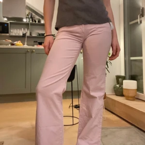 Rosa jeans Armani - Jätte fina rosa lowwaist Armani jeans i nyskick, säljer pågrund av att dom är försmå💕   Storlek XS/34/6 
