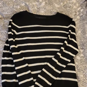 Randig tröja - Super fin stickad tröja från vero moda Använd få gånger