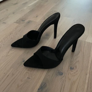 Svarta klackskor - Säljer dessa helt oanvända klackskor då de inte passar mig i storleken 🩷 