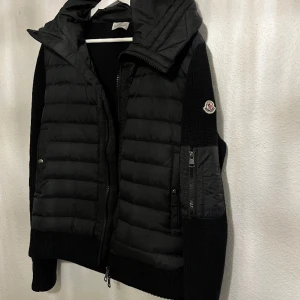 Moncler cardigan - Jacka från Room 1006 i malmö Emporia. Har vuxit ur den. Sparsamt använd. Nfc scan finns på den. Finns inte kvitto då jag fick den i present. Pris kan diskuteras!