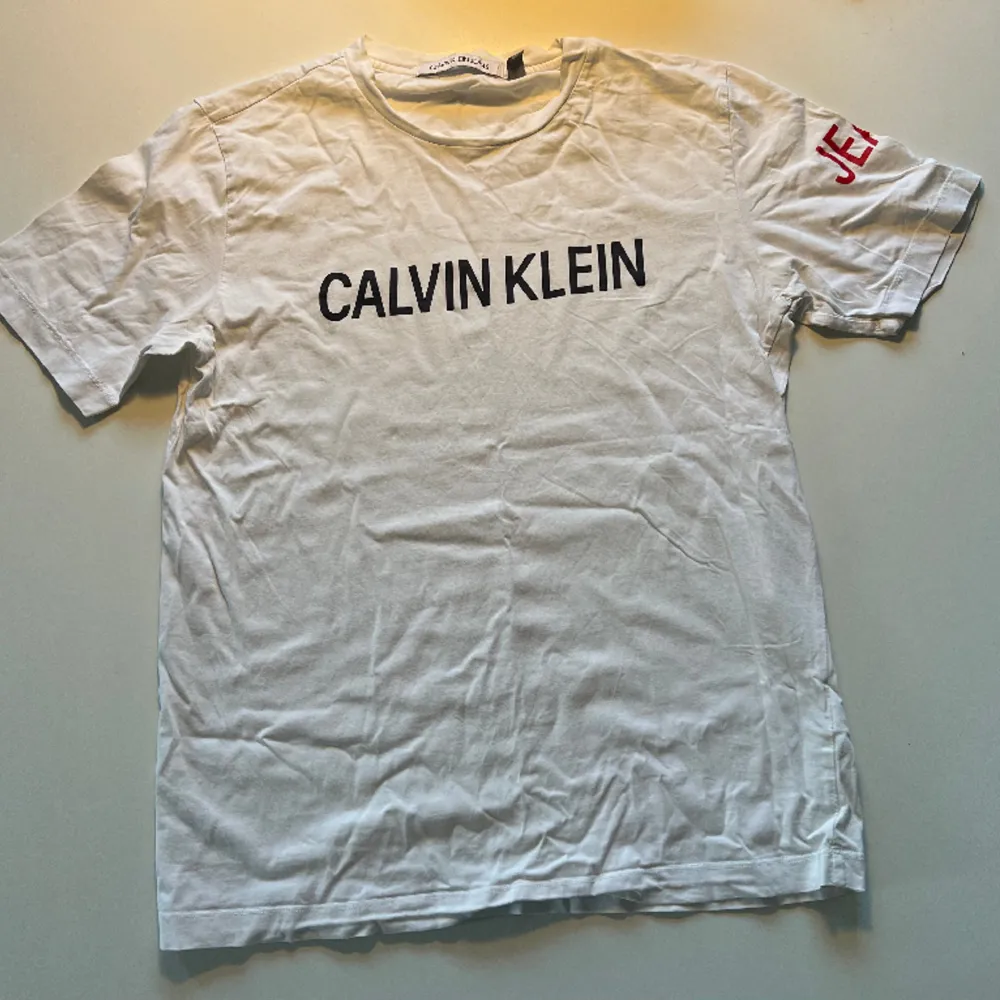 Calvin Klein T-shirt i nyskick.. T-shirts.