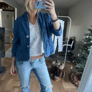 Jeansjacka med kortare ärmar