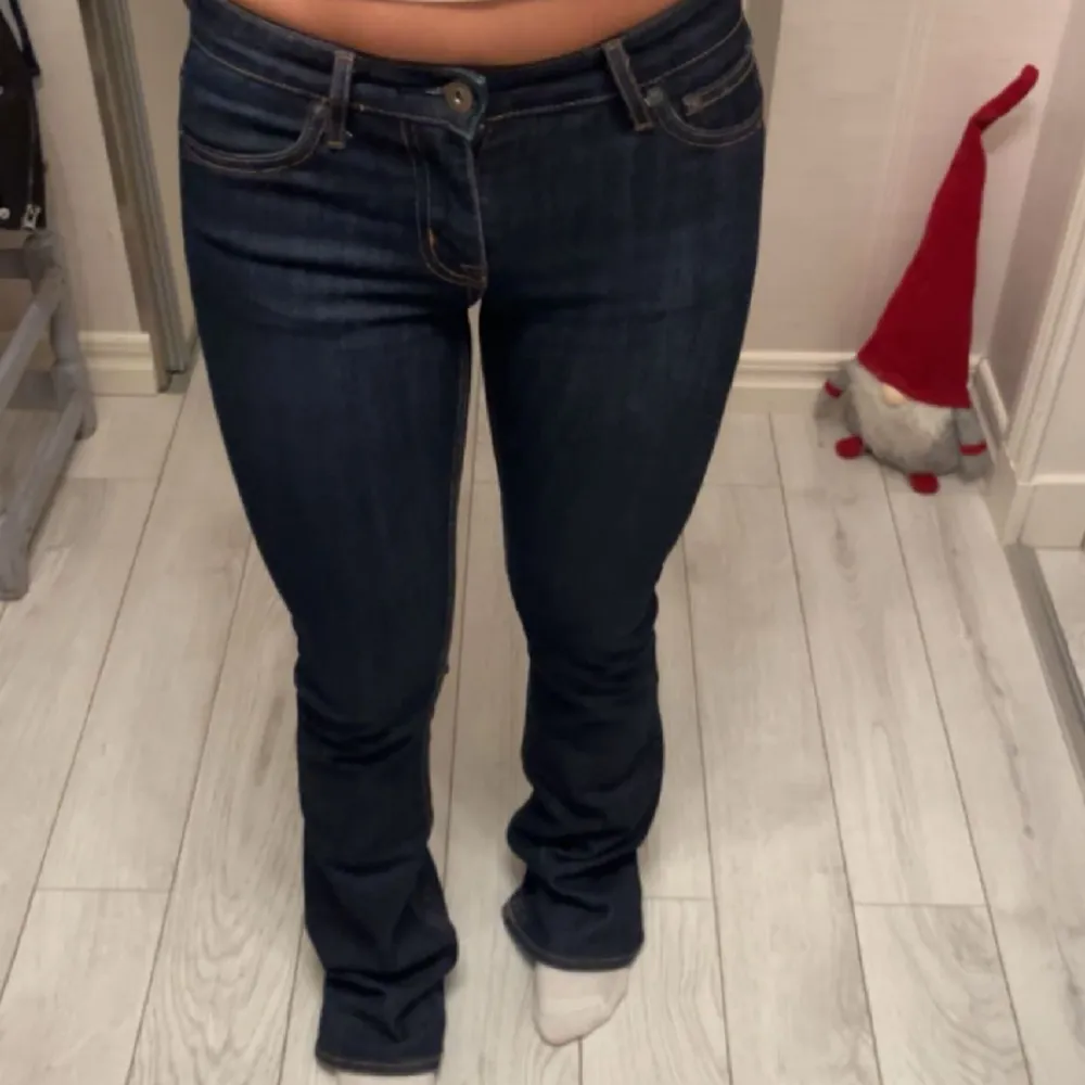 Hej!!  Säljer dessa skit snygga mörkblåa bootcut jeans från märket crocker jeans. De är låg midjade och har ljusbruna sömmar och jeansen är i storlek 27 längd 35. Säljer dessa då dom är för långa och jag är 163🤎🪩. Jeans & Byxor.